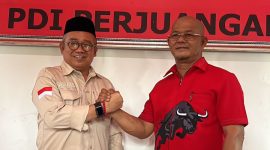Muhammad Firmansyah (Kiri) dan Eri Suandi (Kanan) berfoto bersama usai pendaftaran di PDIP. (FOTO: ricky/kepriheadline.id)