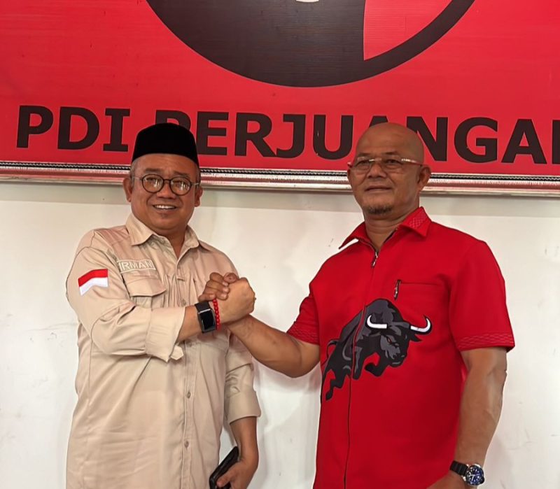 Muhammad Firmansyah (Kiri) dan Eri Suandi (Kanan) berfoto bersama usai pendaftaran di PDIP. (FOTO: ricky/kepriheadline.id)