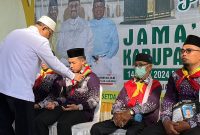 Bupati Karimun Aunur Rafiq pimpin Prosesi Tepuk Tepung Tawar saat melepas keberangkatan Calon Jemaah Haji Karimun., Minggu, 12 Mei 2024. (Foto: ricky/kepriheadline id)