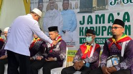 Bupati Karimun Aunur Rafiq pimpin Prosesi Tepuk Tepung Tawar saat melepas keberangkatan Calon Jemaah Haji Karimun., Minggu, 12 Mei 2024. (Foto: ricky/kepriheadline id)