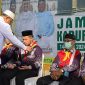 Bupati Karimun Aunur Rafiq pimpin Prosesi Tepuk Tepung Tawar saat melepas keberangkatan Calon Jemaah Haji Karimun., Minggu, 12 Mei 2024. (Foto: ricky/kepriheadline id)