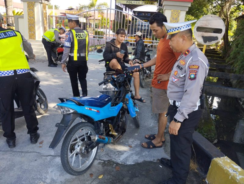 Polisi lakukan penertiban terhadap pengendara di wilayah Kolong, Kelurahan Sei Lakam Barat. (Foto: Dokumen Polisi(