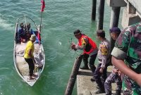 Proses evakuasi jasad MR usai ditemukan di Perairan Desa Pauh, Kecamatan Moro. (Foto: dokumen polisi)