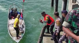 Proses evakuasi jasad MR usai ditemukan di Perairan Desa Pauh, Kecamatan Moro. (Foto: dokumen polisi)