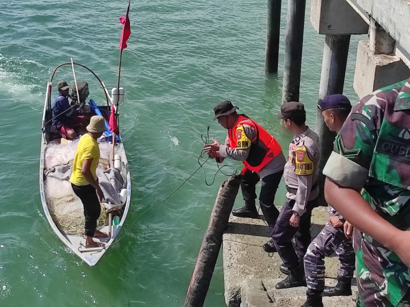 Proses evakuasi jasad MR usai ditemukan di Perairan Desa Pauh, Kecamatan Moro. (Foto: dokumen polisi)
