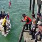 Proses evakuasi jasad MR usai ditemukan di Perairan Desa Pauh, Kecamatan Moro. (Foto: dokumen polisi)