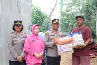 Kapolres Karimun AKBP Fadli Agus didampingi Ketua Bhayangkari Karimun dan Kapolsek Meral serahkan bantuan Kapolda Kepri kepada korban bencana Angin Puting Beliung. (Foto: ricky/kepriheadline.id)