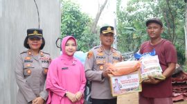 Kapolres Karimun AKBP Fadli Agus didampingi Ketua Bhayangkari Karimun dan Kapolsek Meral serahkan bantuan Kapolda Kepri kepada korban bencana Angin Puting Beliung. (Foto: ricky/kepriheadline.id)