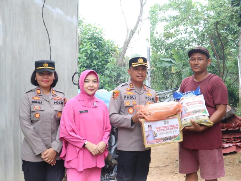 Kapolres Karimun AKBP Fadli Agus didampingi Ketua Bhayangkari Karimun dan Kapolsek Meral serahkan bantuan Kapolda Kepri kepada korban bencana Angin Puting Beliung. (Foto: ricky/kepriheadline.id)