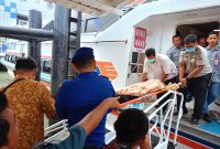 Jenazah Korban saat dievakuasi petugas ke RSUD Muhammad Sani. (Foto: Humas Polres Karimun)