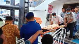 Jenazah Korban saat dievakuasi petugas ke RSUD Muhammad Sani. (Foto: Humas Polres Karimun)