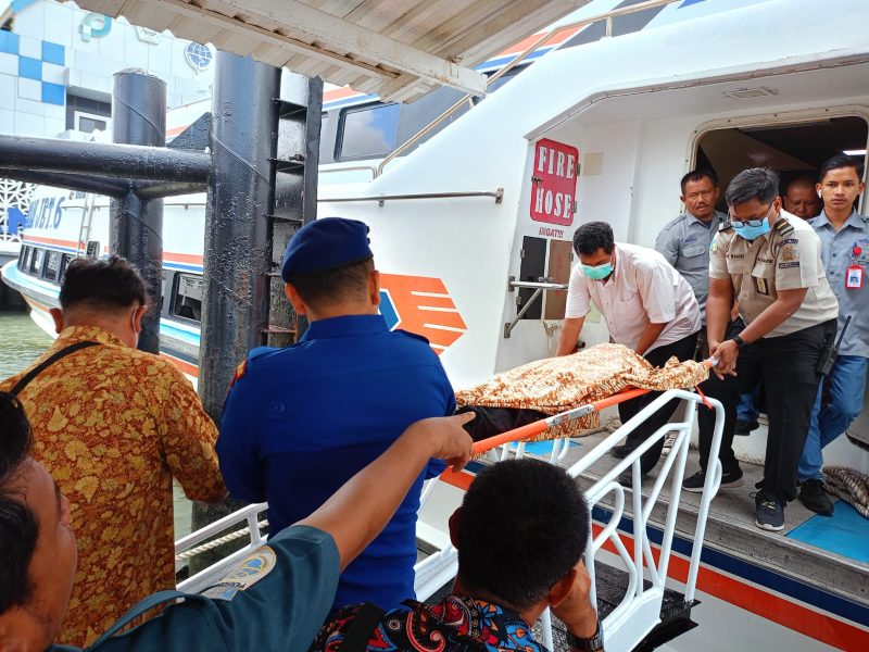 Jenazah Korban saat dievakuasi petugas ke RSUD Muhammad Sani. (Foto: Humas Polres Karimun)