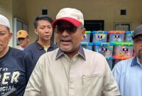 Bupati Karimun Aunur Rafiq didampingi Kepala BPBD Kepri Muhammad Hasbi diwawancara usai penyerahan bantuan Sembako dari Provinsi Kepri di Kantor Lurah Baran Barat. (FOTO: ricky/kepriheadline.id)