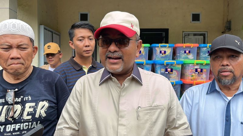 Bupati Karimun Aunur Rafiq didampingi Kepala BPBD Kepri Muhammad Hasbi diwawancara usai penyerahan bantuan Sembako dari Provinsi Kepri di Kantor Lurah Baran Barat. (FOTO: ricky/kepriheadline.id)