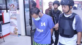Pelaku Z ketika dihadirkan polisi dalam Konferensi Pers di Mapolsek Meral. (Foto: Istimewa/KepriHeadline.id)