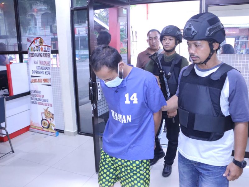 Pelaku Z ketika dihadirkan polisi dalam Konferensi Pers di Mapolsek Meral. (Foto: Istimewa/KepriHeadline.id)
