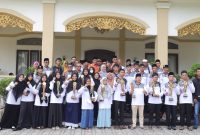 Wakil Bupati Karimun Anwar Hasyim menyambut kepulangan Kafilah Karimun usai mengikuti MTQH ke-X Kabupaten Karimun. (Foto: Deran/DiskominfoKarimun)