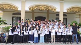 Wakil Bupati Karimun Anwar Hasyim menyambut kepulangan Kafilah Karimun usai mengikuti MTQH ke-X Kabupaten Karimun. (Foto: Deran/DiskominfoKarimun)