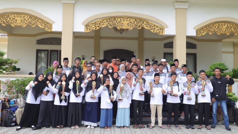 Wakil Bupati Karimun Anwar Hasyim menyambut kepulangan Kafilah Karimun usai mengikuti MTQH ke-X Kabupaten Karimun. (Foto: Deran/DiskominfoKarimun)