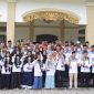 Wakil Bupati Karimun Anwar Hasyim menyambut kepulangan Kafilah Karimun usai mengikuti MTQH ke-X Kabupaten Karimun. (Foto: Deran/DiskominfoKarimun)