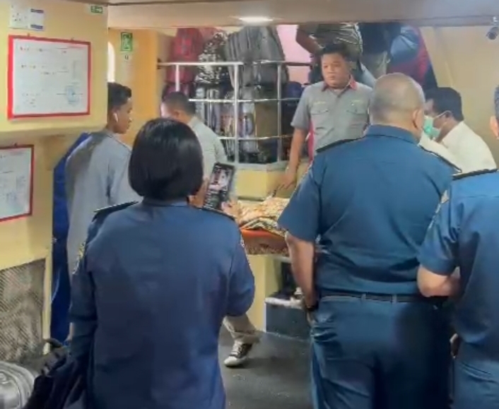 Tangkapan layar suasana kapapl saat jenazah dievakuasi ke RSUD Muhammad Sani. (Foto: Tangkapan Layar Video)