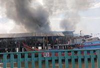 Gudang bekas Pabrik Es di Kawasan Pantai Pak Imam Terbakar, Rabu, 1 Mei 2024. (FOTO: Istimewa)