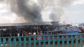 Gudang bekas Pabrik Es di Kawasan Pantai Pak Imam Terbakar, Rabu, 1 Mei 2024. (FOTO: Istimewa)