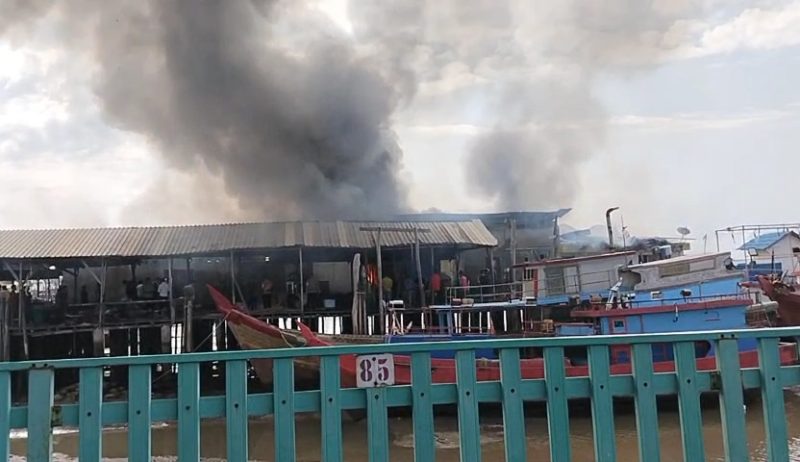 Gudang bekas Pabrik Es di Kawasan Pantai Pak Imam Terbakar, Rabu, 1 Mei 2024. (FOTO: Istimewa)