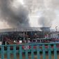 Gudang bekas Pabrik Es di Kawasan Pantai Pak Imam Terbakar, Rabu, 1 Mei 2024. (FOTO: Istimewa)