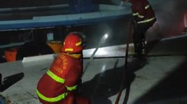 Petugas Pemadam Kebakaran Karimun melakukan upaya pemadaman api yang membakar satu unit kapal nelayan di Pelabuhan Kamkong, Kecamatan Meral. (FOTO: Tangkapan Layar Video Damkar Karimun)