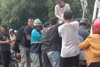 Warga mengevaluasi korban kecelakaan di Lampu Merah Sungai Lakam. (Foto: Tangkapan Layar Video Warga)