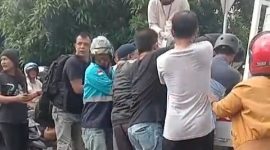 Warga mengevaluasi korban kecelakaan di Lampu Merah Sungai Lakam. (Foto: Tangkapan Layar Video Warga)