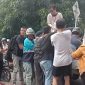 Warga mengevaluasi korban kecelakaan di Lampu Merah Sungai Lakam. (Foto: Tangkapan Layar Video Warga)