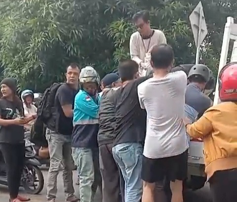 Warga mengevaluasi korban kecelakaan di Lampu Merah Sungai Lakam. (Foto: Tangkapan Layar Video Warga)