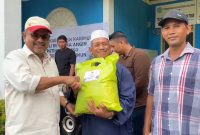 Bupati Karimun Aunur Rafiq menyerahkan bantuan Baznas Karimun ke Korban Angin Puting Beliung. (FOTO: ricky/kepriheadline.id)