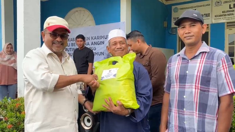 Bupati Karimun Aunur Rafiq menyerahkan bantuan Baznas Karimun ke Korban Angin Puting Beliung. (FOTO: ricky/kepriheadline.id)