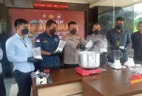 Kapolres Karimun AKBP Fadli Agus menuangkan barang bukti sabu ke dalam panci berisi air panas. (FOTO: ricky/kepriheadline.id)