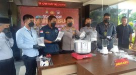 Kapolres Karimun AKBP Fadli Agus menuangkan barang bukti sabu ke dalam panci berisi air panas. (FOTO: ricky/kepriheadline.id)
