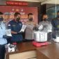 Kapolres Karimun AKBP Fadli Agus menuangkan barang bukti sabu ke dalam panci berisi air panas. (FOTO: ricky/kepriheadline.id)