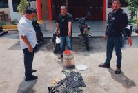 Jajaran Polsek Moro melimpahkan barang bukti korban tenggelam yang ditemukan di Perairan Kericik Moro kepada pihak keluarga. (Foto: Dokumen Polisi)