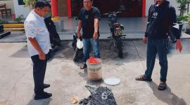 Jajaran Polsek Moro melimpahkan barang bukti korban tenggelam yang ditemukan di Perairan Kericik Moro kepada pihak keluarga. (Foto: Dokumen Polisi)