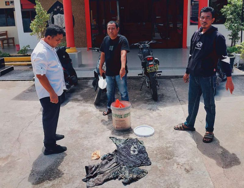 Jajaran Polsek Moro melimpahkan barang bukti korban tenggelam yang ditemukan di Perairan Kericik Moro kepada pihak keluarga. (Foto: Dokumen Polisi)