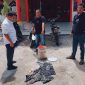 Jajaran Polsek Moro melimpahkan barang bukti korban tenggelam yang ditemukan di Perairan Kericik Moro kepada pihak keluarga. (Foto: Dokumen Polisi)