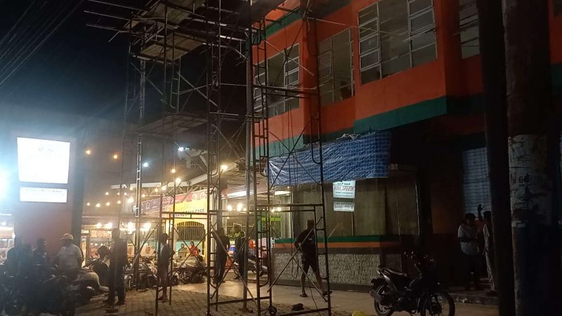 Suasana lokasi tempat kejadian perkara sesaat kejadian seorang lekerja kesetrum. (Foto: ricky/kepriheadline.id)