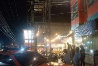 Polisi melakukan olah TKP di lokasi seorang pekerja Kanopi kesetrum. (Foto: ricky/kepriheadline.id)