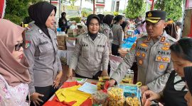 Kapolres Karimun AKBP Fadli Agus meninjau pelaksanaan Pasar Murah di lapangan apel Polres Karimun, Sabtu, 8 Juni 2024. (FOTO: ricky/kepriheadline.id)