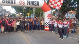 Kapolres Karimun AKBP Fadli Agus melepas ribuan peserta Jalan Santai HUT ke-78 Bhayangkara tahun 2024. (Foto: ricky/kepriheadline.id)