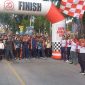 Kapolres Karimun AKBP Fadli Agus melepas ribuan peserta Jalan Santai HUT ke-78 Bhayangkara tahun 2024. (Foto: ricky/kepriheadline.id)