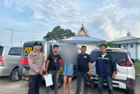 Pelaku Ed saat dibawa menuju Karimun usai ditangkap di wilayah Tanjungbatu Kundur. (Foto: istimewa)