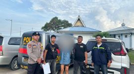 Pelaku Ed saat dibawa menuju Karimun usai ditangkap di wilayah Tanjungbatu Kundur. (Foto: istimewa)